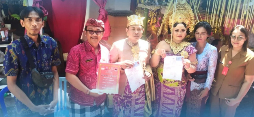 Penyerahan Dokumen Semara Ratih Kepada Mempelai Wika & Intan di Banjar Dinas Kukuh Kangin
